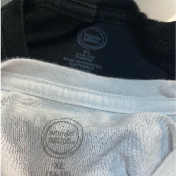 ❌SOLD❌🎉4 for $15🎉2 boys basic tees - Picture 1 of 2